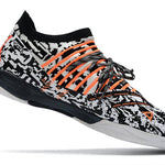 Chuteira Futsal Puma Future Z 1.3 IC Preto, Branco e Laranja "Teaser"